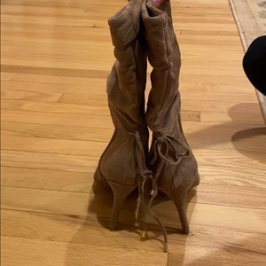 Slouch boots. With side zipper.